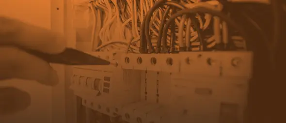 Servicio de electricista profesional realizando instalación eléctrica